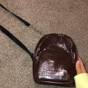 Alligator print one shoulder bag!